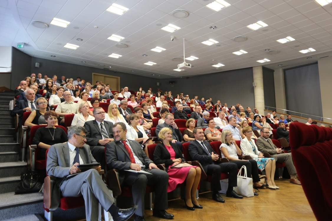 Przedstawiciele organów prowadzących, dyrektorzy szkół, doradcy zawodowi i nauczyciele biorący udział w projekcie Podkarpacie Stawia Na Zawodowców.