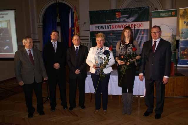 Zdjęcie galerii artykułu: Zdjęcie laureatów z Starostą i Dyrektorem PUP - Zdjęcie laureatów z Starostą i Dyrektorem PUP