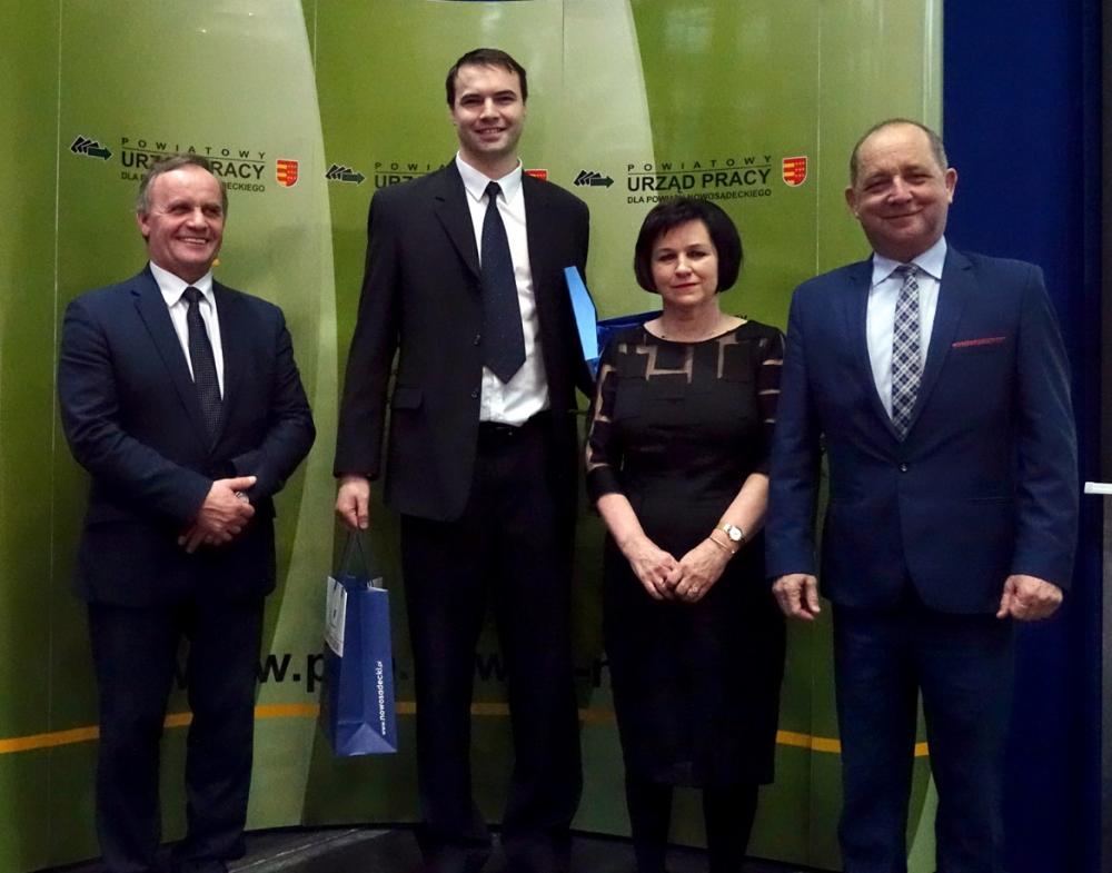 Zdjęcie galerii artykułu: Od lewej Antoni Koszyk Laureat dyrektor PUP dla PN Teresa Klimek, Starosta Marek Pławiak - Od lewej Antoni Koszyk Teresa Klimek Starosta Marek Pławiak