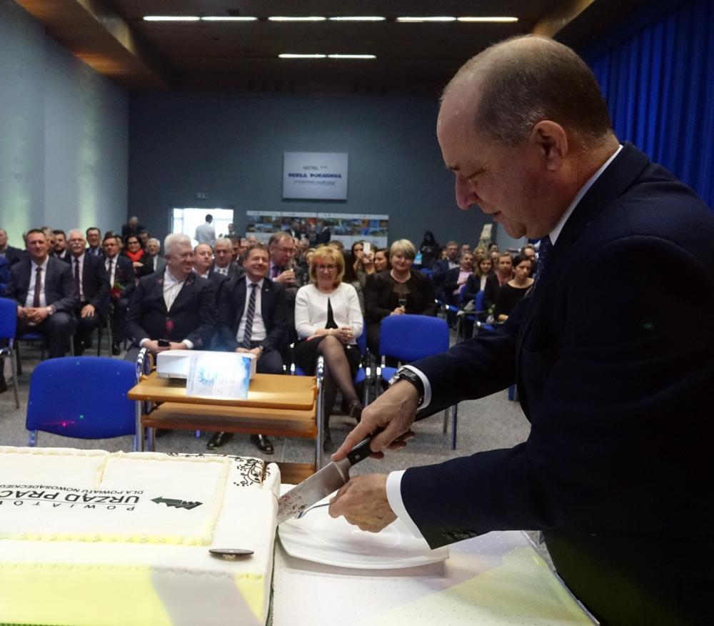 Zdjęcie galerii artykułu: Krojenie Tortu przez Starostę Marka Pławiaka - Krojenie Tortu przez Starostę Marka Pławiaka