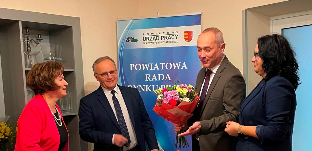 Zdjęcie galerii artykułu: Pani Dyrektor PUP dla PN odbiera kwiaty od Pana Marka Reichela - Pani Dyrektor PUP dla PN  odbiera kwiaty od Pana Marka Reichel