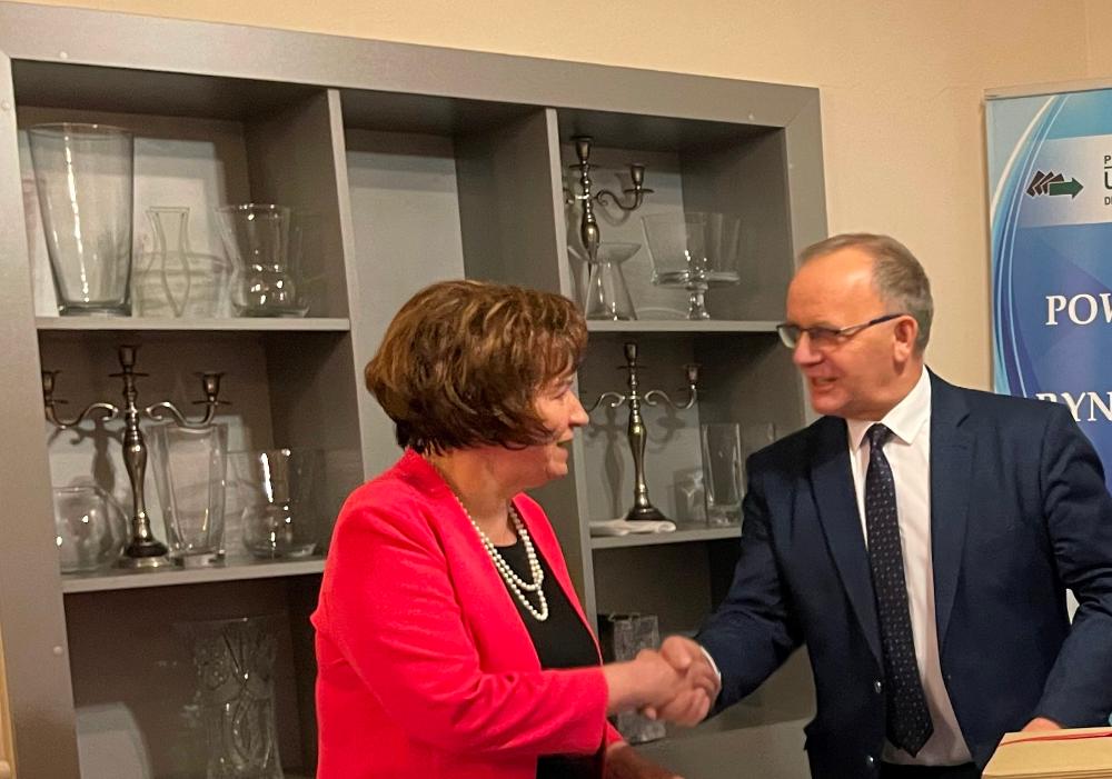 Zdjęcie galerii artykułu: Wicestarosta gratuluje Pani Dyrektor PUP dla PN - Wicestarosta gratuluje Pani Dyrektor PUP dla PN
