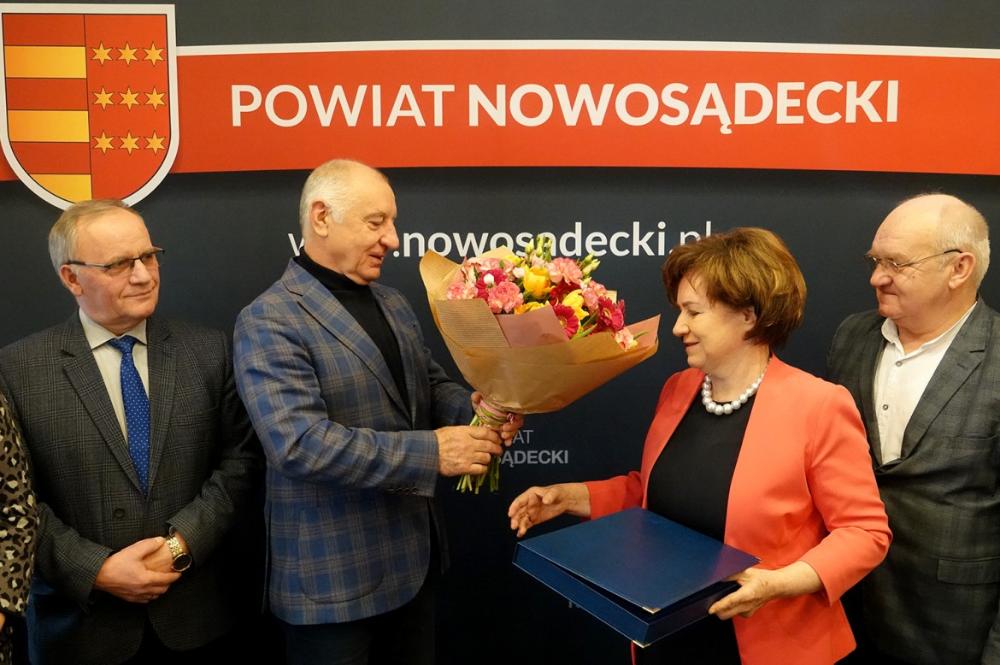 Zdjęcie galerii artykułu: 3. Starosta Marek Kwiatkowski wręcza kwiaty Teresie Klimek. Obok wicestarosta Antoni Koszyk (z lewej) i członek Zarządu Edward CIągło (z prawej) - 3. Starosta Marek Kwiatkowski wręcza kwiaty Teresie Klimek. Obok wicestarosta Antoni Koszyk (z lewej) i członek Zarządu Edward CIągło (z prawej)